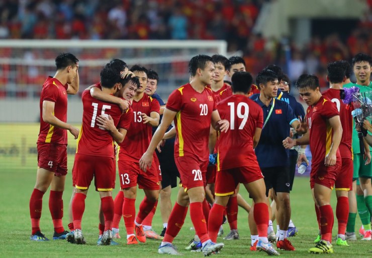 Hùng Dũng - Mạnh Dũng ăn mừng HCV SEA Games, thầy Park bị học trò "bao vây" - 3