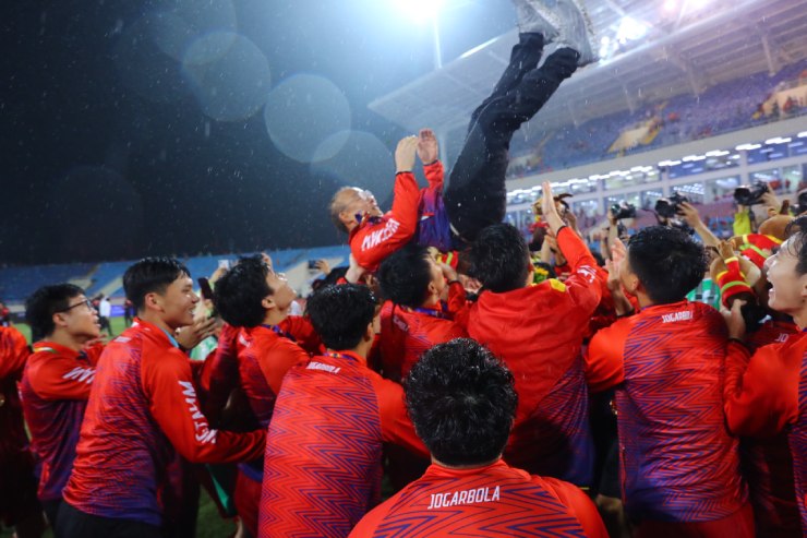 HLV Park Hang Seo,
"kiến trúc sư trưởng" trong thành công của U23 Việt Nam được các
học trò công kênh