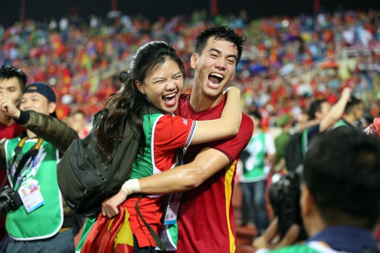 Hùng Dũng - Mạnh Dũng ăn mừng HCV SEA Games, thầy Park bị học trò "bao vây" - 10