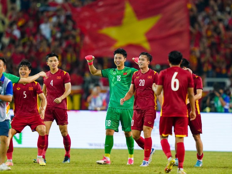 Thời
điểm trọng tài nổi hồi còi kết thúc trận chung kết SEA Games 31
cũng là lúc các cầu thủ U23 Việt Nam mở tiệc ăn mừng sau khi đánh
bại U23 Thái Lan