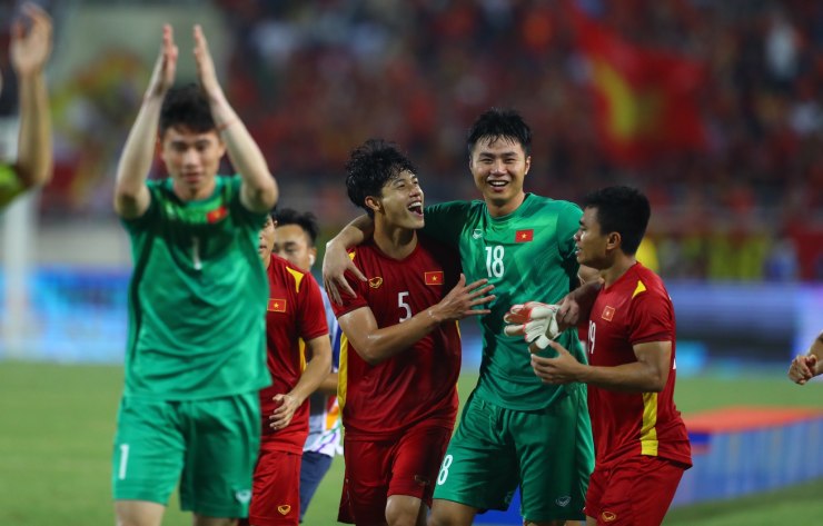 Hùng Dũng - Mạnh Dũng ăn mừng HCV SEA Games, thầy Park bị học trò "bao vây" - 2