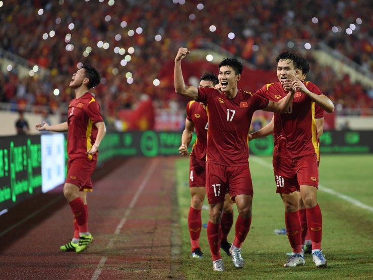 Hùng Dũng - Mạnh Dũng ăn mừng HCV SEA Games, thầy Park bị học trò "bao vây" - 6