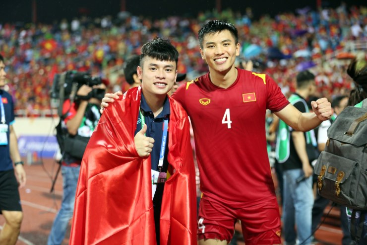 Thanh Bình bên trợ lí
ngôn ngữ Vũ Anh Thắng