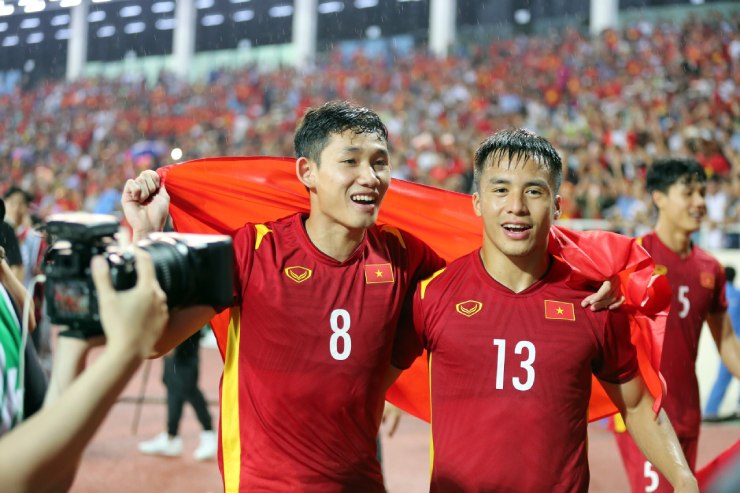 Bộ đôi "Song Long"
(Hai Long - số 8 và Trọng Long - số 13) 