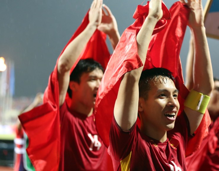 Hùng Dũng - Mạnh Dũng ăn mừng HCV SEA Games, thầy Park bị học trò "bao vây" - 4