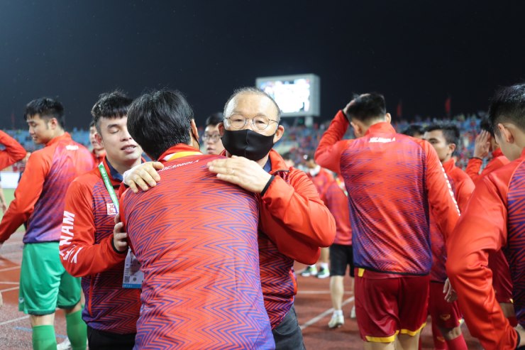 Thầy Park nghẹn ngào
chia vui với các thành viên ban huấn luyện