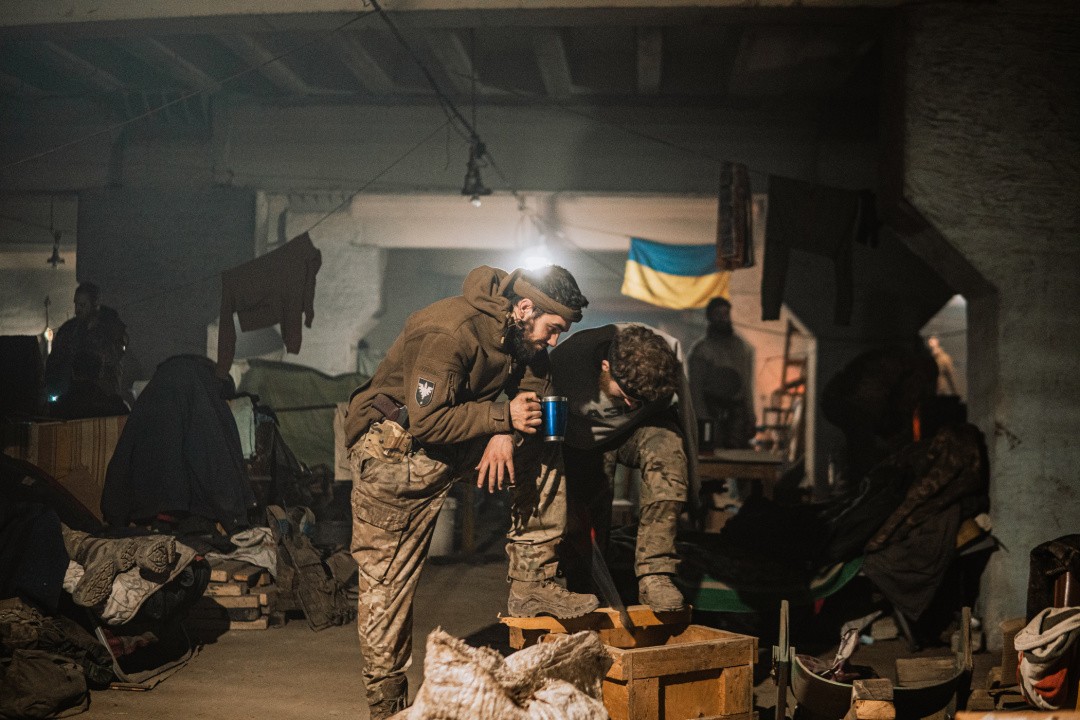 Binh sĩ Ukraine dưới tầng hầm nhà máy Azovstal (ảnh: CNN)