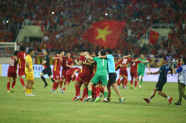 Không khí ăn mừng ở "chảo lửa" Mỹ Đình: Vỡ òa đại tiệc mừng HCV SEA Games - 2