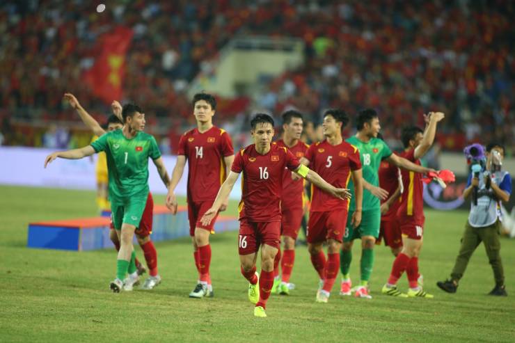 Đội trưởng Hùng Dũng
kêu gọi các đồng đội ra khu vực khán đài chia vui với người hâm
mộ