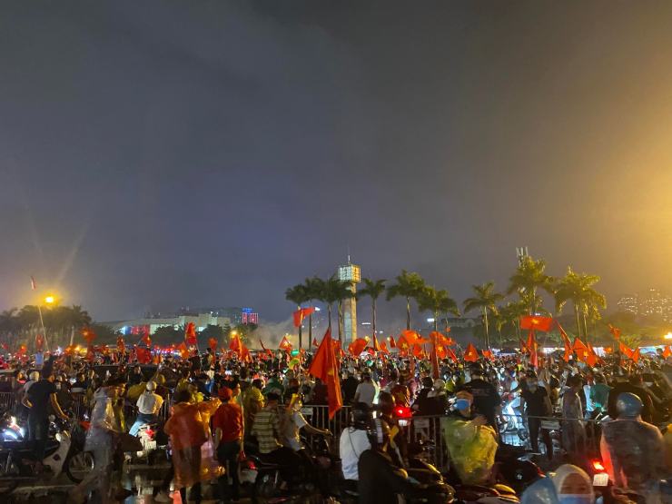 Không khí bên ngoài
sân