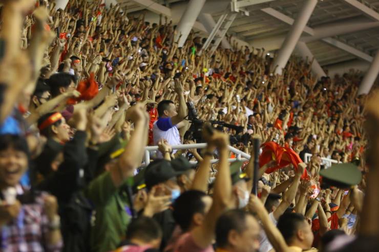 Không khí ăn mừng ở "chảo lửa" Mỹ Đình: Vỡ òa đại tiệc mừng HCV SEA Games - 6