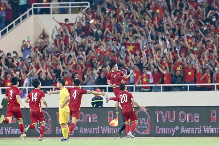 Phút 83
trận chung kết SEA Games 31, sân vận động Mỹ Đình như "nổ tung" khi
Nhâm Mạnh Dũng thực hiện pha lắc đầu đẳng cấp đánh bại thủ môn
Kawin, giúp U23 Việt Nam dẫn U23 Thái Lan 1-0&nbsp;