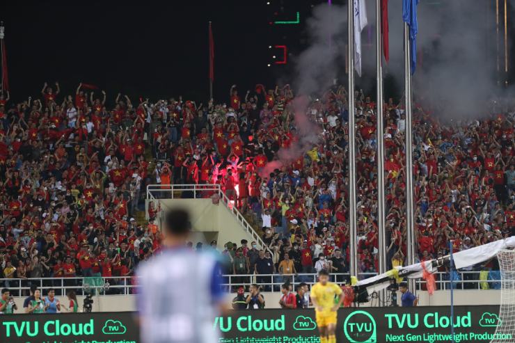 Pháo sáng đã xuất hiện
trên khán đài sân Mỹ Đình