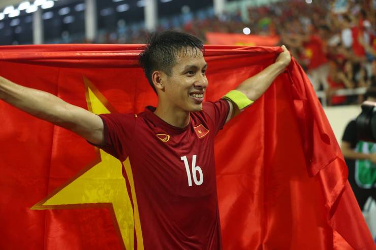 Hùng Dũng - Mạnh Dũng ăn mừng HCV SEA Games, thầy Park bị học trò "bao vây" - 3