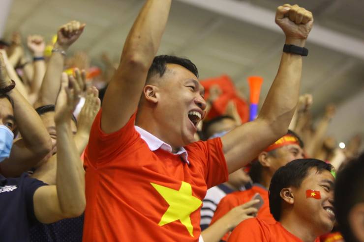 Không khí ăn mừng ở "chảo lửa" Mỹ Đình: Vỡ òa đại tiệc mừng HCV SEA Games - 1