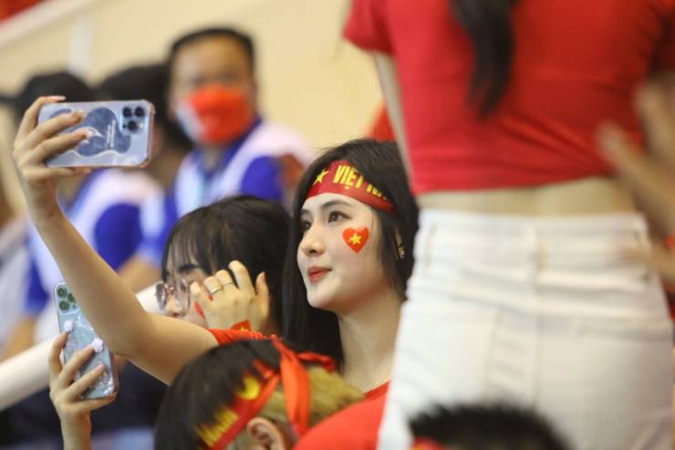 Fan nữ xinh xắn ghi
lại khoảnh khắc lịch sử