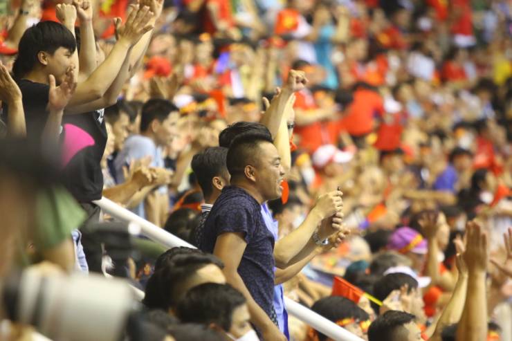 Không khí ăn mừng ở "chảo lửa" Mỹ Đình: Vỡ òa đại tiệc mừng HCV SEA Games - 4