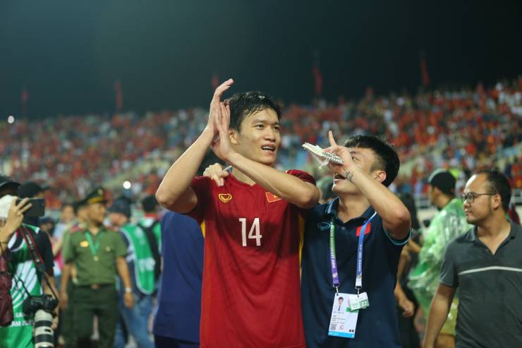 Thành viên quá 23 tuổi
khác, Hoàng Đức không giấu được niềm hạnh phúc