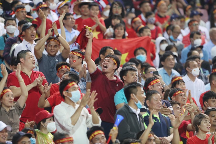 Người
hâm mộ vỡ òa sung sướng khi thầy trò HLV Park Hang Seo bảo toàn
thành công cách biệt mong manh, qua đó giành tấm HCV SEA Games
31