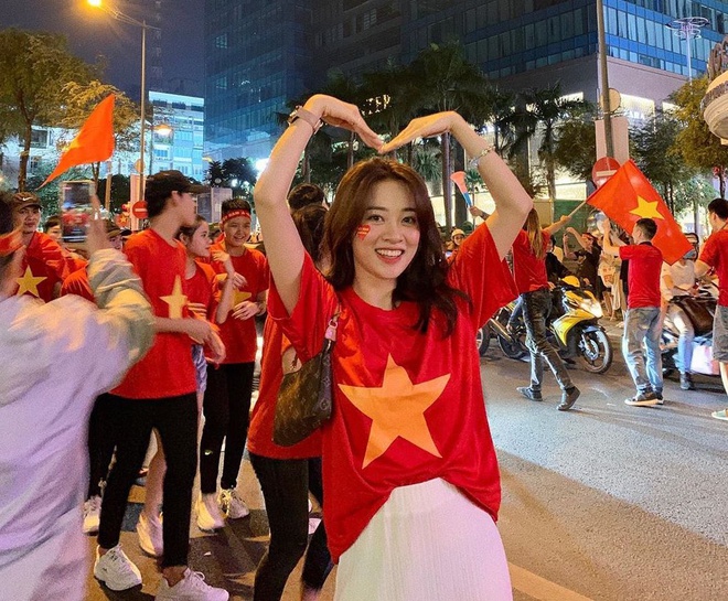 Shocking fashion when celebrating the Vietnamese team: Female fans are angry when taking off their shirt on the street - 9