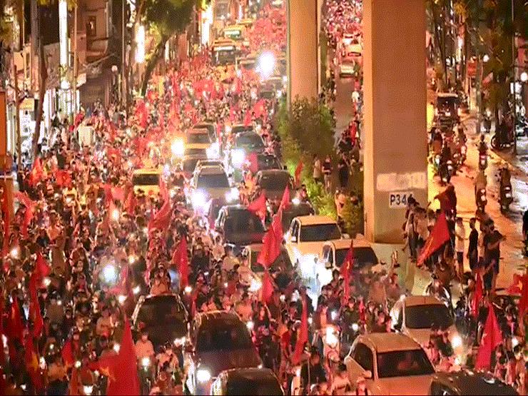 Tin tức trong ngày - CĐV đổ ra đường "đi bão" ăn mừng U23 Việt Nam hạ Thái Lan, giành HCV SEA Games 31