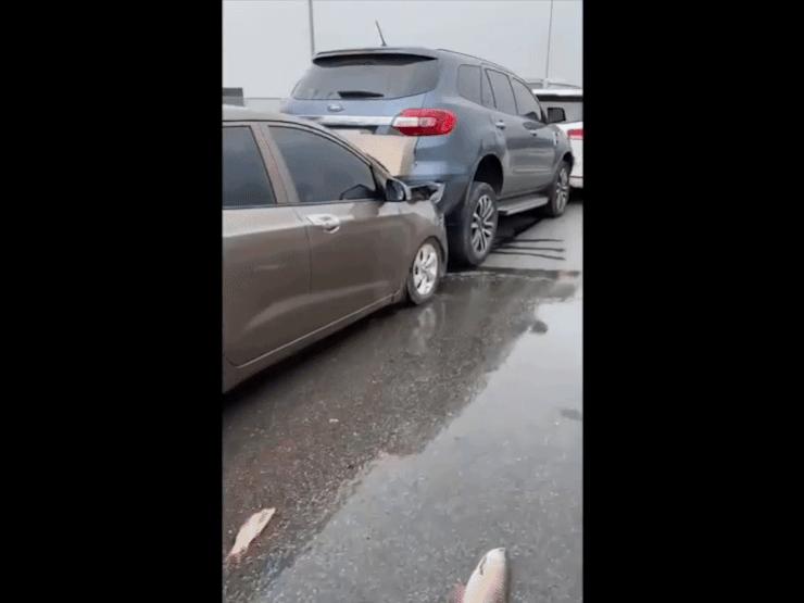 Ô tô - Clip: Cả chục xe ô tô "dồn toa" khiến đường tắc nghẽn cả đoạn dài