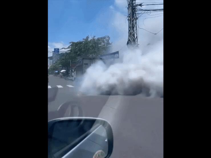 Ô tô - Clip: Xe tải nhả khói mù mịt khiến cho đường phố "mù sương"