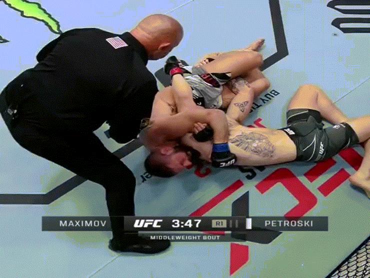 Phi thường - kỳ quặc - Video: Tung tuyệt kỹ trăn siết cổ, võ sĩ Mỹ khiến đối thủ bất tỉnh trên sàn đấu