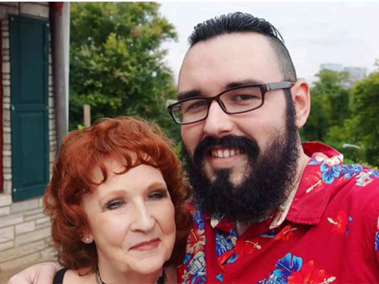 Bạn trẻ - Cuộc sống - Clip: Chàng 23 tuổi kỷ niệm tình yêu 6 năm với vợ 77 tuổi