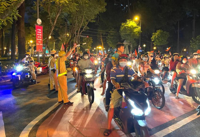 More than 100 people 'go storm'  celebrate the victory being sanctioned by the HCMC traffic police - 1