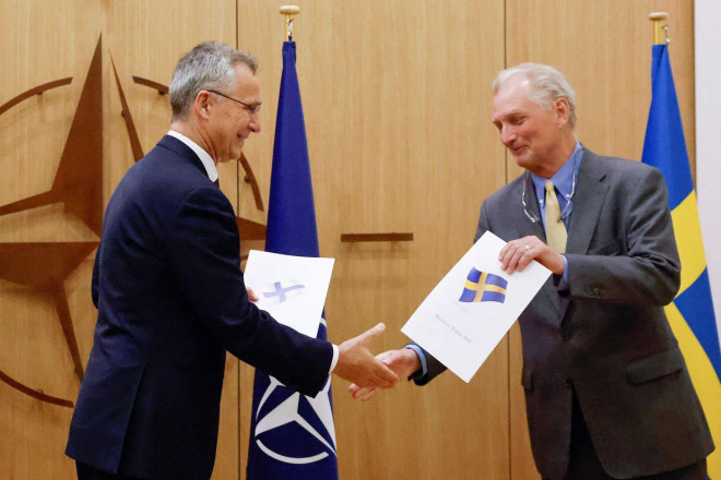 Đại sứ Thuỵ Điển&nbsp;Axel Wernhoff nộp đơn xin gia nhập NATO cho Tổng thư ký&nbsp;Jens Stoltenberg. Ảnh: Getty&nbsp;