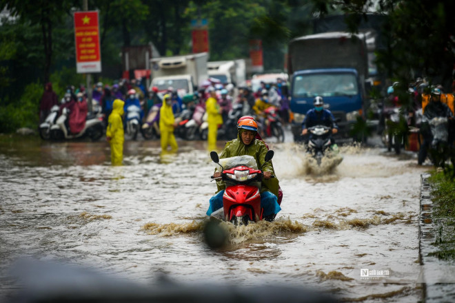 Trong sáng nay tại khu vực đại lộ Thăng Long, KĐT Nam An Khánh (Hoài Đức, Hà Nội) tình trạng ngập sâu kéo dài, nhất vào thời gian đi làm buổi sáng, gây khó khăn rất lớn cho các phương tiện nhất là xe máy.