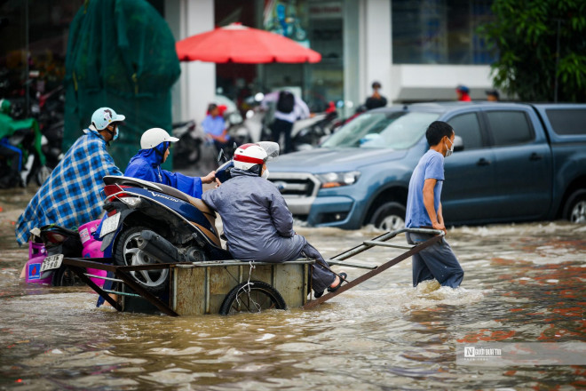 Để qua điểm ngập úng chủ xe phải trả cho dịch vụ là 50.000 đồng.