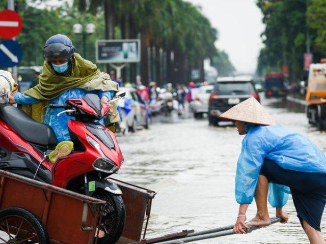 Thị trường - Tiêu dùng - Hà Nội mưa ngập sâu: Người khóc, kẻ bội thu