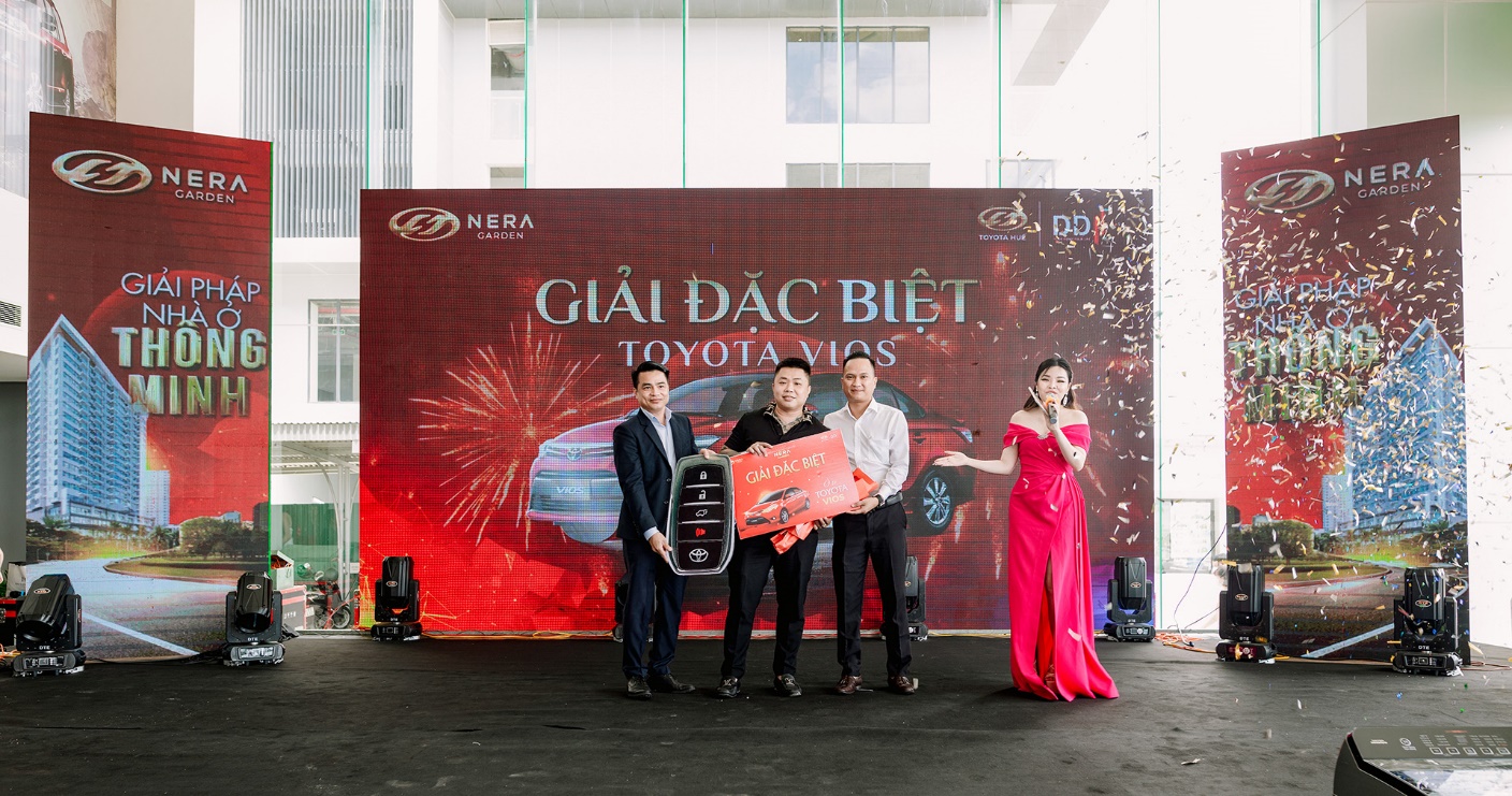 Ông Nguyễn Lê Thế Vỹ - Phó TGĐ Toyota Huế (trái) và ông Lê Hòa Bình – Phó TGĐ DDI (phải) trao giải đặc biệt 01 xe Toyota Vios cho khách hàng