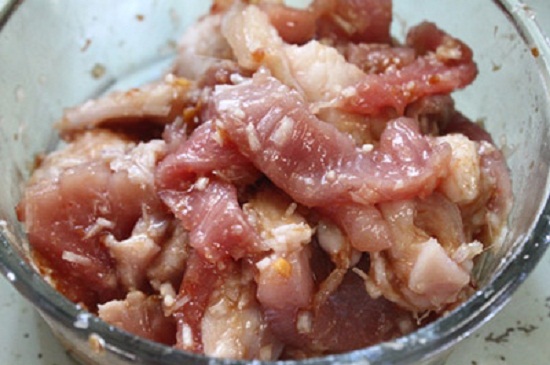 Món ngon cuối tuần: Thơm lừng thịt heo nướng lá chanh - 1