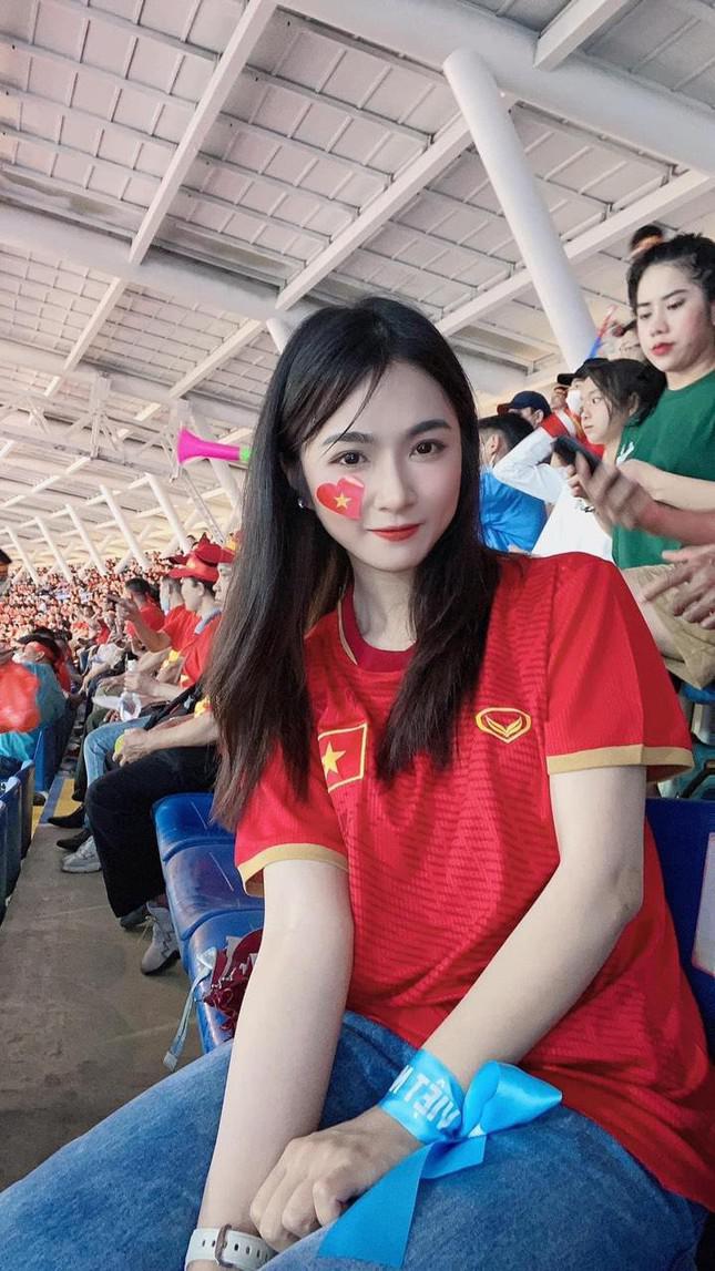 Cổ động viên nữ xinh đẹp 'tiếp lửa' trên khán đài trong trận U23 Việt Nam thắng U23 Thái Lan - 3