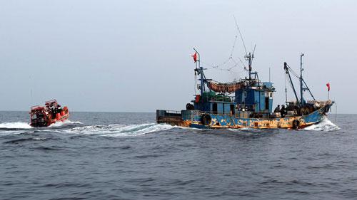 Tàu cá Trung Quốc bị tố đánh bắt trái phép trong vùng biển của Hàn Quốc hồi năm 2020 Ảnh: YONHAP