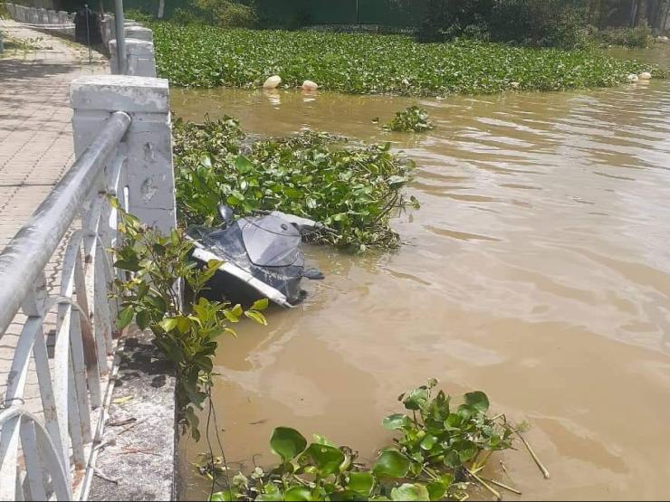 Mô tô nước tông sà lan trên sông Sài Gòn, 2 người chết