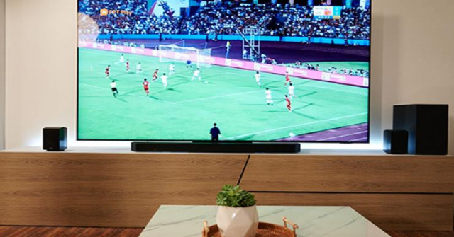 BLV Quang Huy, Anh Quan choose TV to watch football according to what criteria?