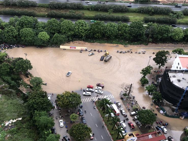 Đường phố Hà Nội ngập sâu, ùn tắc khủng khiếp vào sáng đầu tuần