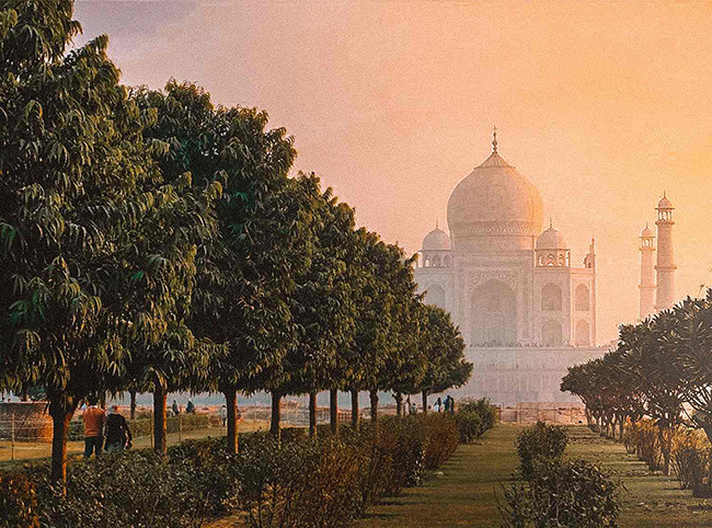Khung cảnh tráng lệ của một trong những kỳ quan thế giới, Taj Mahal tuyệt đẹp ở các góc khác nhau và khung thời gian khác nhau. 
