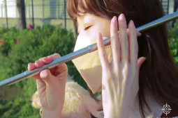 Phi thường - kỳ quặc - Người phụ nữ gây kinh ngạc bởi khả năng dùng dái tai làm những việc "không tưởng"