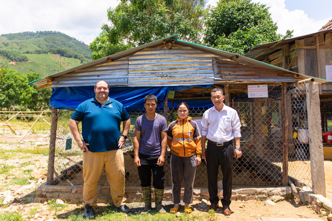 Đại diện ADM và World Vision đến thăm các hộ nông dân được tiếp nhận tài trợ