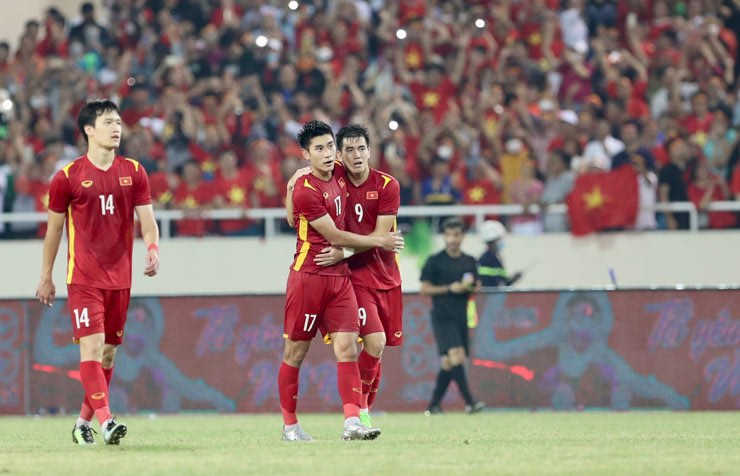 Tiền đạo Nhâm Mạnh Dũng ôm cầu thủ Tiến Linh sau khi ghi bàn thắng.