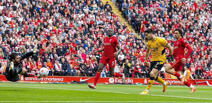 Nhưng tại Anfield, Wolves đã vượt lên
dẫn trước chỉ sau 3 phút nhờ công của Pedro Neto