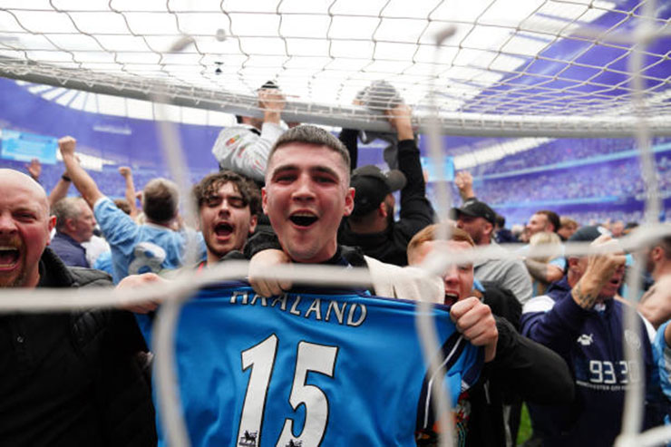 Một fan mang áo đấu cũ của bố
Haaland, anh sẽ gia nhập CLB vào mùa tới