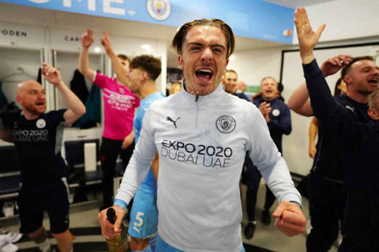 Jack Grealish ăn mừng trong phòng
thay đồ, anh có danh hiệu Ngoại hạng Anh đầu tiên