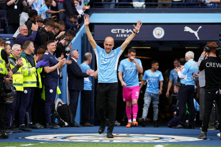 Pep Guardiola bước ra đường hầm chuẩn
bị cho màn nâng cúp vô địch