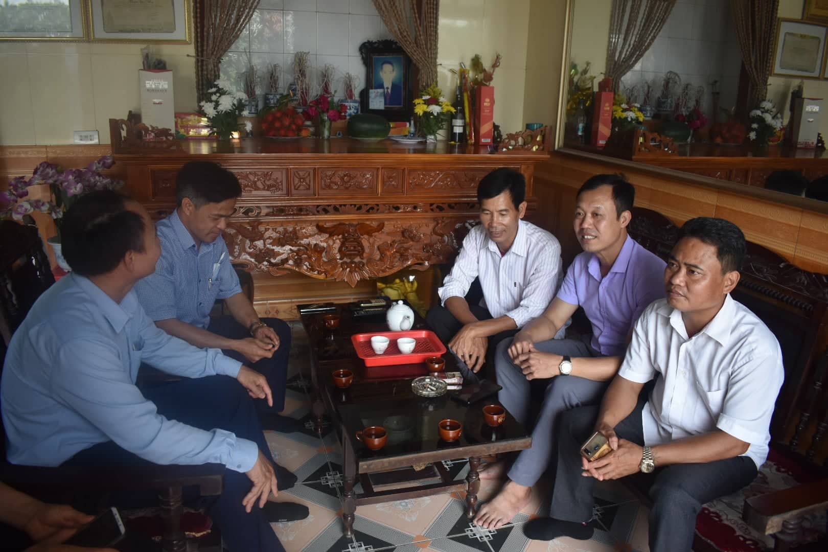 Ngày 23/5, chính quyền địa phương và người dân đã đến chúc mừng gia đình Nhâm Mạnh Dũng